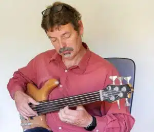 Jan speelt basgitaar